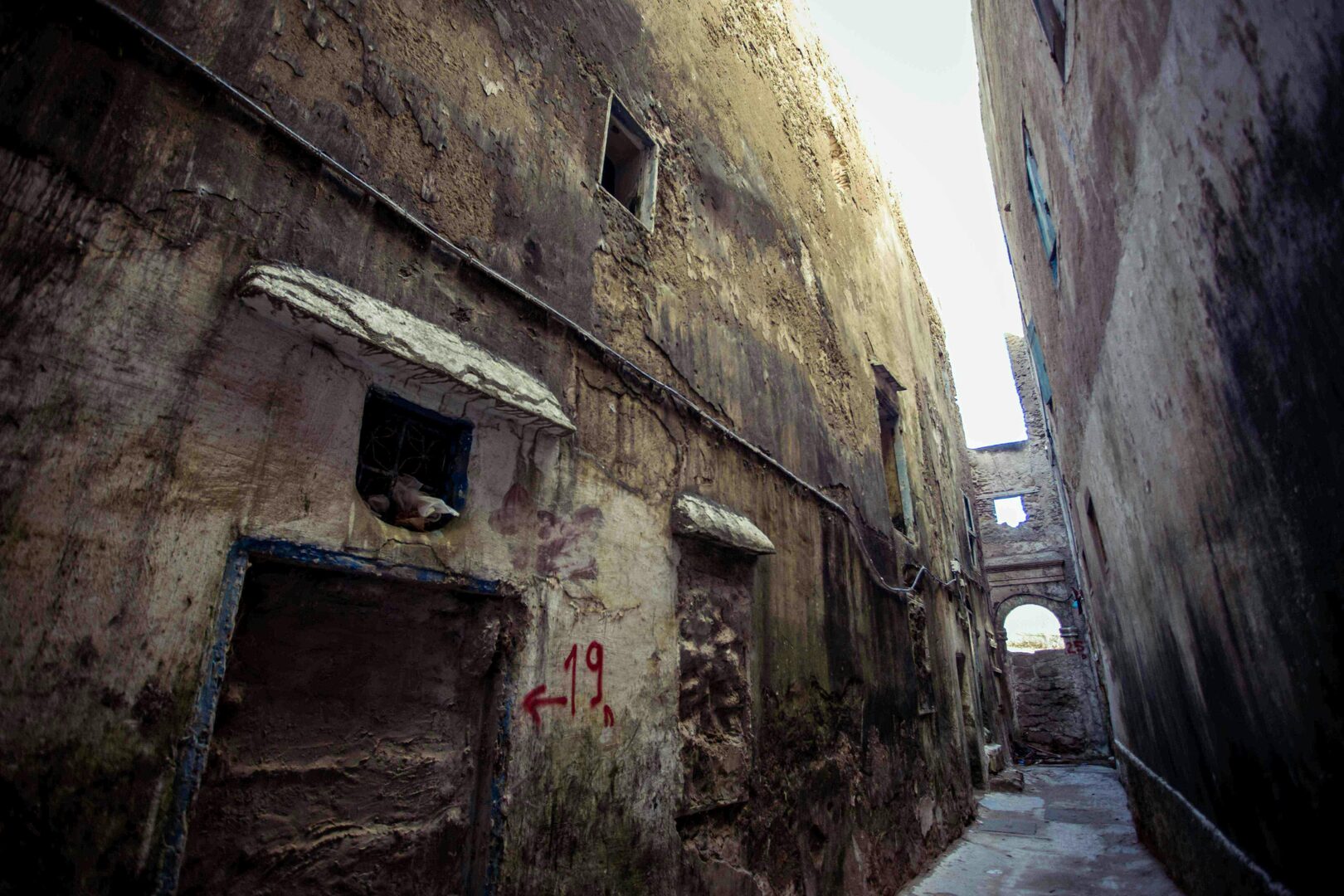 découvrez la richesse de la culture essaouira, une ville emblématique du maroc, où se mêlent traditions artisanales, musique, architecture et histoire. explorez ses festivals vibrants, ses sculptures de bois unique et ses ruelles colorées qui racontent l'âme d'une cité portuaire fascinante.
