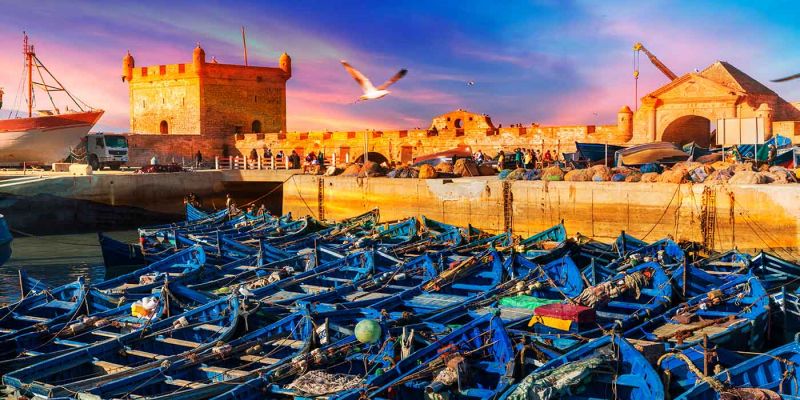 découvrez la richesse de la culture d'essaouira, une ville côtière marocaine alliant influences berbères, arabes et portugaises. plongez dans son ambiance unique à travers son artisanat, sa musique, et ses festivals vibrants.