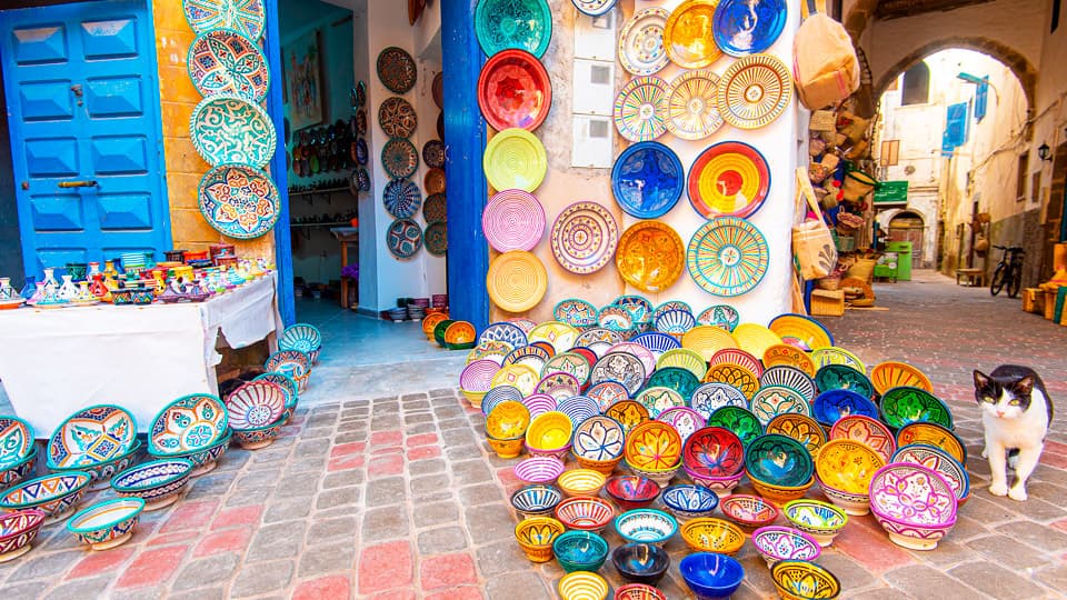 découvrez la richesse de la culture d'essaouira, une ville magique du maroc, où l'histoire se mêle à l'artisanat traditionnel, la musique, et des saveurs culinaires uniques. plongez-vous dans ses festivals vibrants et son ambiance multiculturelle.