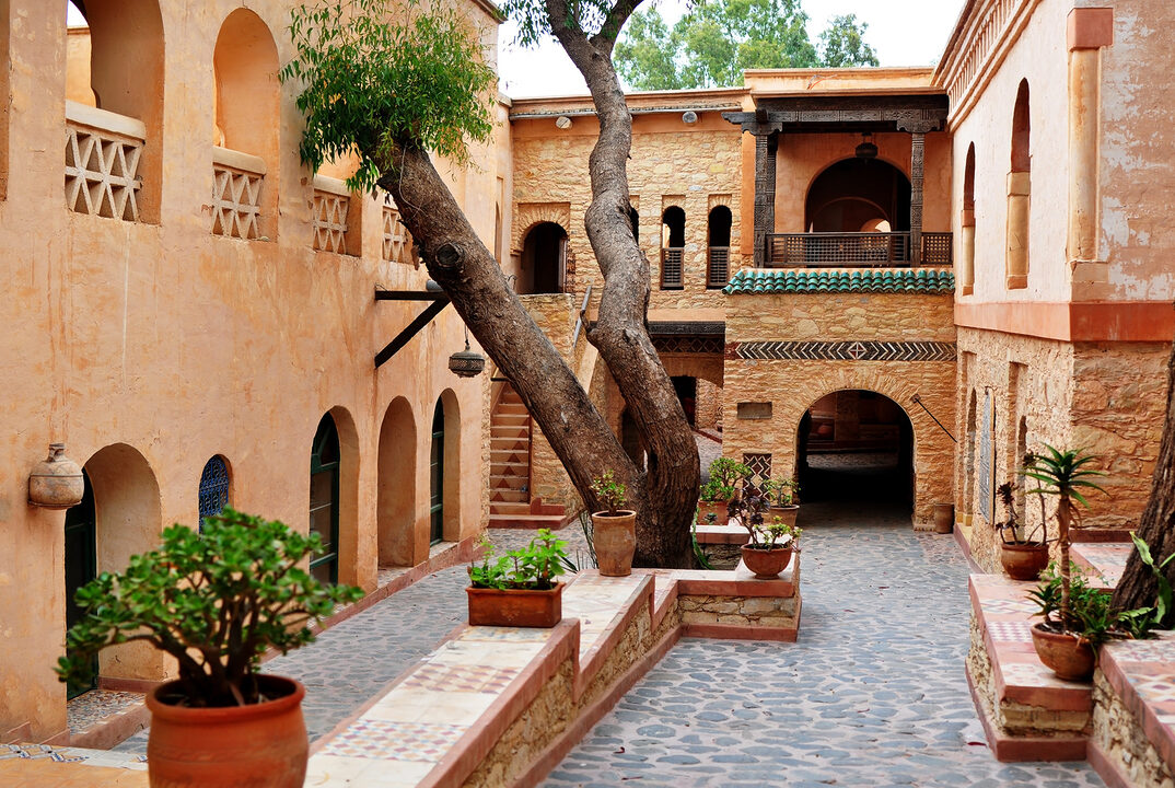 découvrez les merveilles du maroc, un pays au riche patrimoine culturel et naturel. explorez ses villes vibrantes, ses paysages époustouflants et sa cuisine délicieuse. que vous soyez en quête d'aventure dans le désert ou de détente sur la côte, le maroc vous offre des destinations inoubliables.