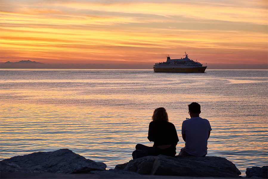 découvrez les horaires et les prix des ferries entre tarifa et tanger. planifiez votre traversée en toute simplicité et profitez d'une liaison rapide entre l'espagne et le maroc.