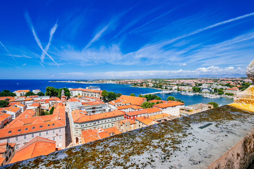découvrez les incontournables de zadar, un joyau de la croatie alliant histoire, culture et paysages époustouflants. explorez ses sites emblématiques, ses ruelles charmantes et savourez sa délicieuse cuisine locale.