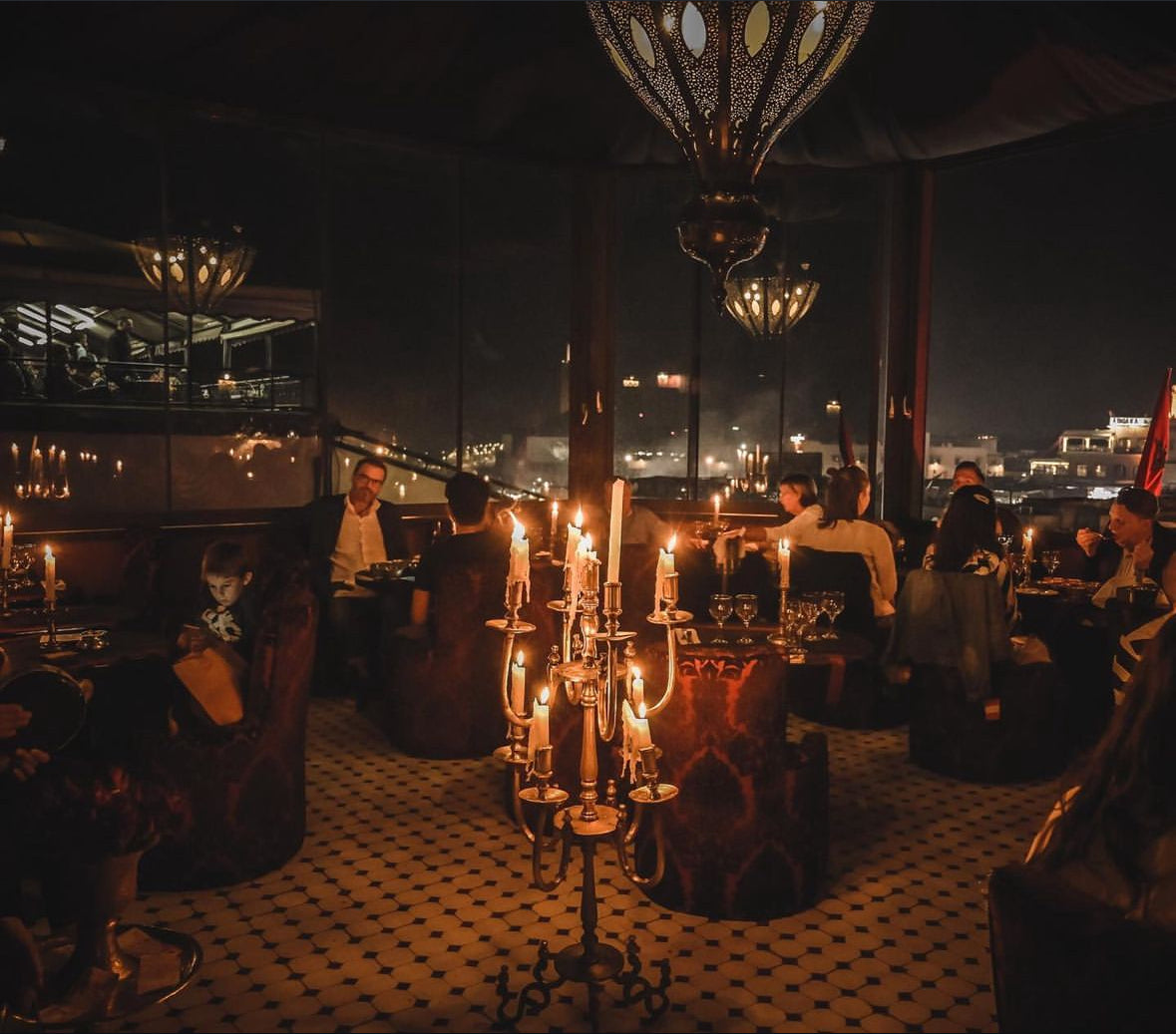 découvrez marrakech authentique : un voyage au cœur des traditions, des souks colorés et de l'hospitalité marocaine. plongez dans l'ambiance envoûtante de cette ville emblématique, entre palais historiques, jardins luxuriants et saveurs envoûtantes.