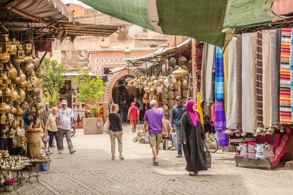 découvrez marrakech comme jamais auparavant grâce à notre guide complet de la médina. explorez les souks animés, les monuments historiques et savourez la cuisine locale dans ce labyrinthe fascinant de culture et d'histoire.