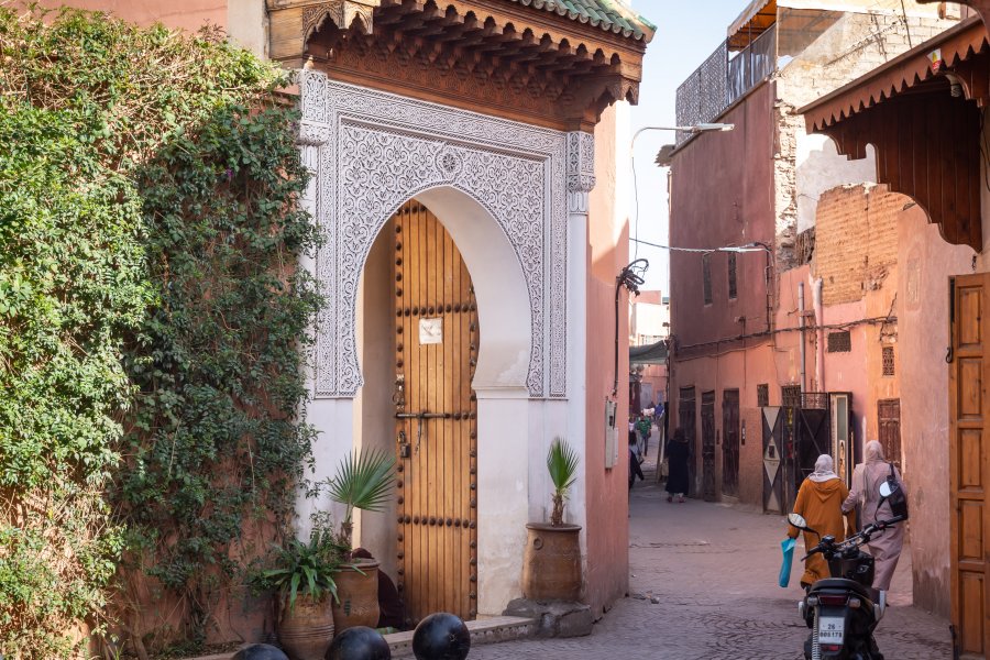 découvrez marrakech comme jamais auparavant grâce à notre guide complet de la médina. explorez ses ruelles colorées, ses souks animés et ses trésors cachés, tout en profitant de conseils pratiques pour vivre une expérience inoubliable dans cette ville magique.