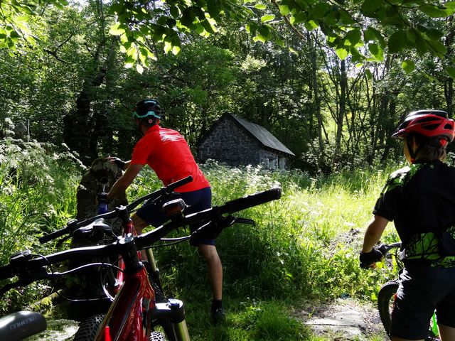 découvrez l'excitation de la randonnée vtt électrique ! explorez des paysages époustouflants tout en profitant de la puissance des vélos à assistance électrique. que vous soyez débutant ou passionné, vivez des aventures inoubliables sur des sentiers adaptés à tous les niveaux.