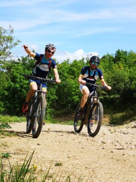 découvrez les plaisirs de la randonnée en vtt électrique, une aventure accessible à tous. partez à la conquête des sentiers, entre nature et sensations fortes, grâce à l'assistance électrique qui vous permet d'explorer sans limites. que vous soyez débutant ou passionné, vivez une expérience inoubliable en pleine nature.