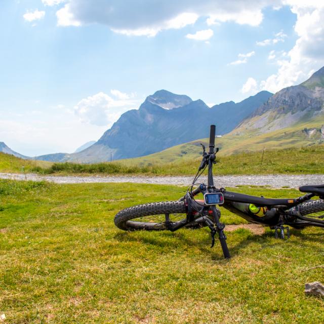 découvrez l'excitation de la randonnée en vtt électrique ! explorez des paysages époustouflants tout en profitant de l'assistance électrique pour des aventures sans limites. idéal pour tous les niveaux, laissez-vous guider par la nature et vivez des moments inoubliables en pleine air.