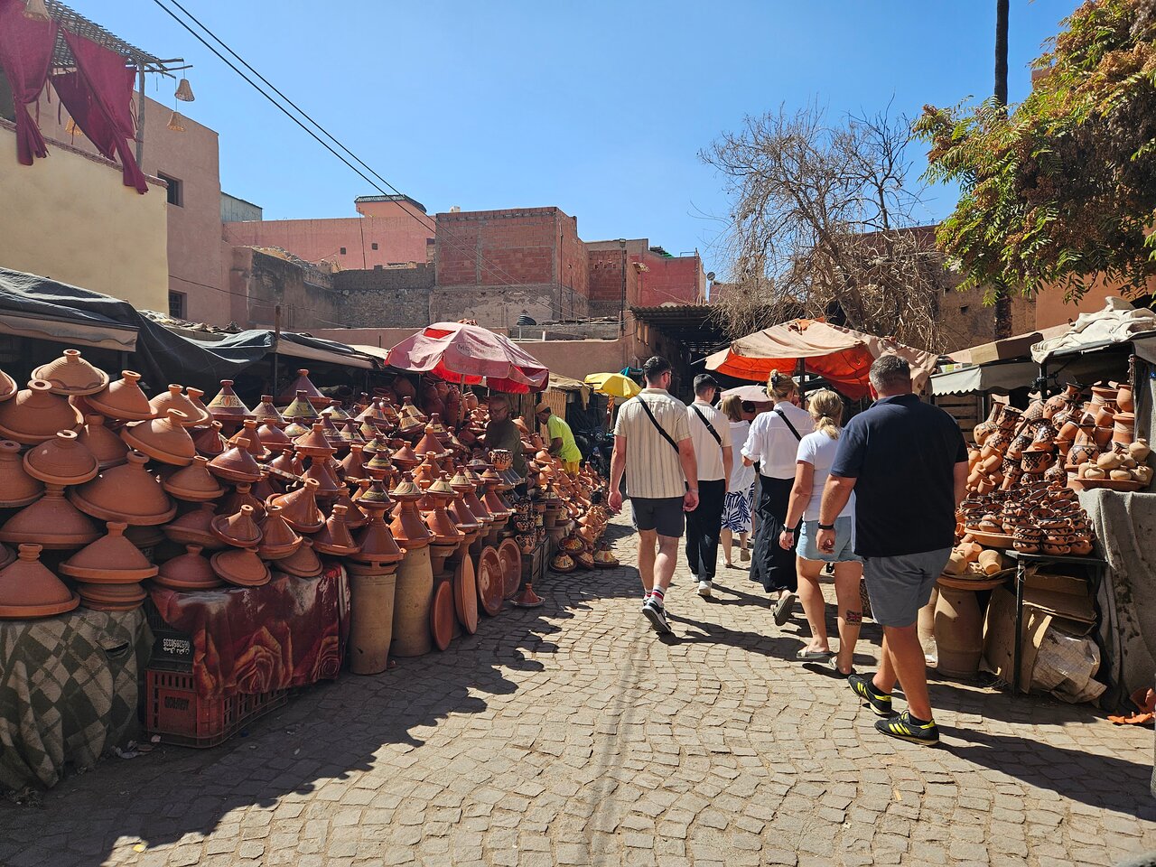 découvrez les secrets fascinants des souks marocains, où l'artisanat traditionnel, les épices envoûtantes et l'authenticité se mêlent dans une expérience inoubliable. plongez dans l'atmosphère vibrante et laissez-vous séduire par la richesse culturelle du maroc.