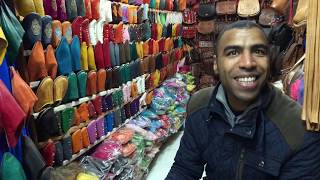 découvrez les secrets fascinants des souks marocains, des marchés colorés où se mêlent artisanat traditionnel, épices exotiques et atmosphère envoûtante. plongez dans cet univers vivant et apprenez les astuces pour une expérience inoubliable au cœur de la culture marocaine.