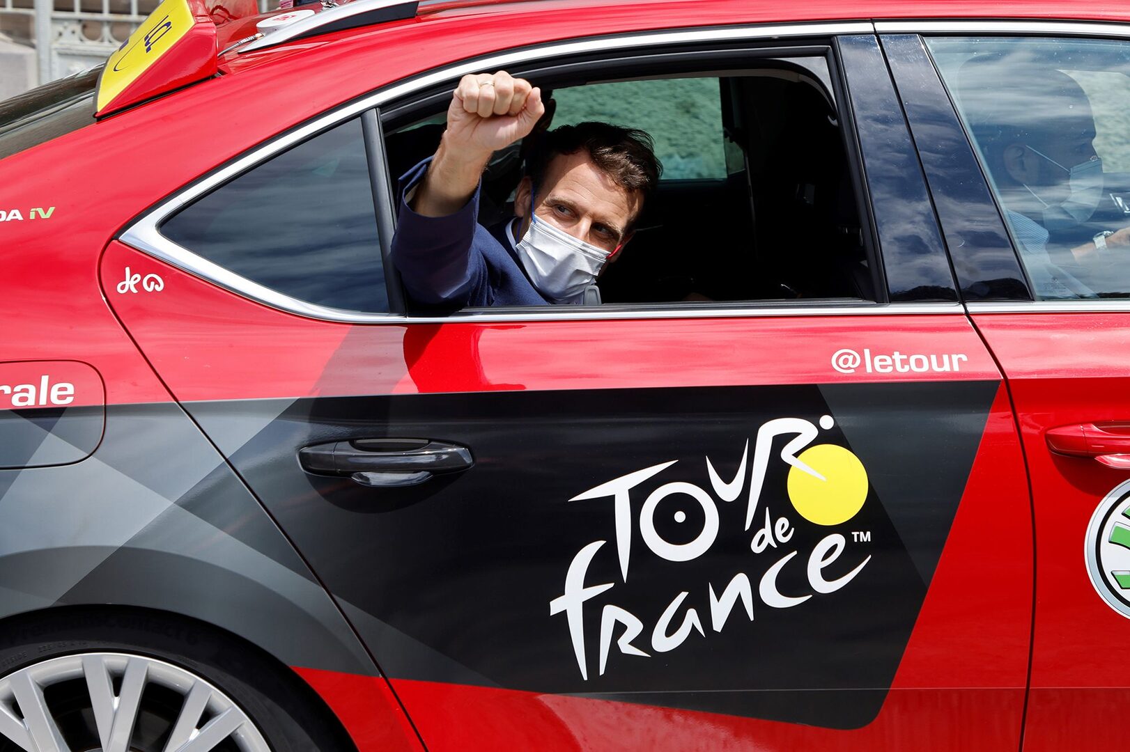 découvrez les paysages splendides et les trésors cachés de la france en parcourant le célèbre tour de france en voiture. profitez d'itinéraires pittoresques, arrêtez-vous dans des villages charmants et vivez une aventure inoubliable sur les routes emblématiques du pays.