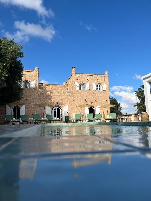 découvrez les trésors cachés d'essaouira en 2025 ! plongez dans l'histoire fascinante de cette ville côtière du maroc, explorez ses marchés animés, ses plages ensoleillées et son patrimoine architectural unique. une expérience inoubliable vous attend au cœur de cette cité aux mille et une merveilles.