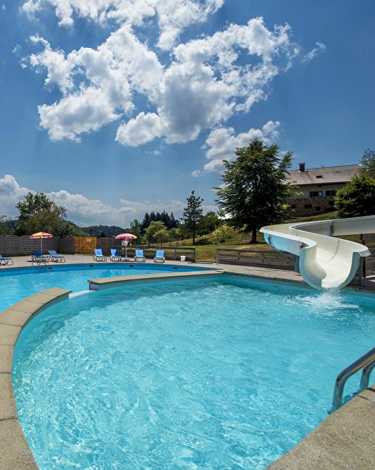 découvrez notre village vacances dans le jura, idéal pour des escapades en famille ou entre amis. profitez d'une piscine rafraîchissante et d'activités en plein air dans un cadre naturel exceptionnel.