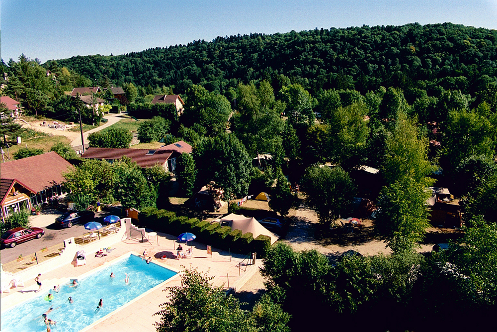 découvrez un havre de paix au cœur du jura avec notre village vacances, idéal pour des moments en famille ou entre amis. profitez de notre piscine, d'activités variées et de la beauté des paysages environnants pour des vacances inoubliables.