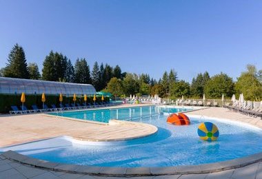 découvrez le charme authentique de notre village vacances dans le jura, où la nature est reine. profitez de moments de détente inoubliables au bord de notre piscine, tout en explorant les trésors de cette région magnifique. idéal pour des vacances en famille ou entre amis, notre établissement allie confort, loisirs et détente.