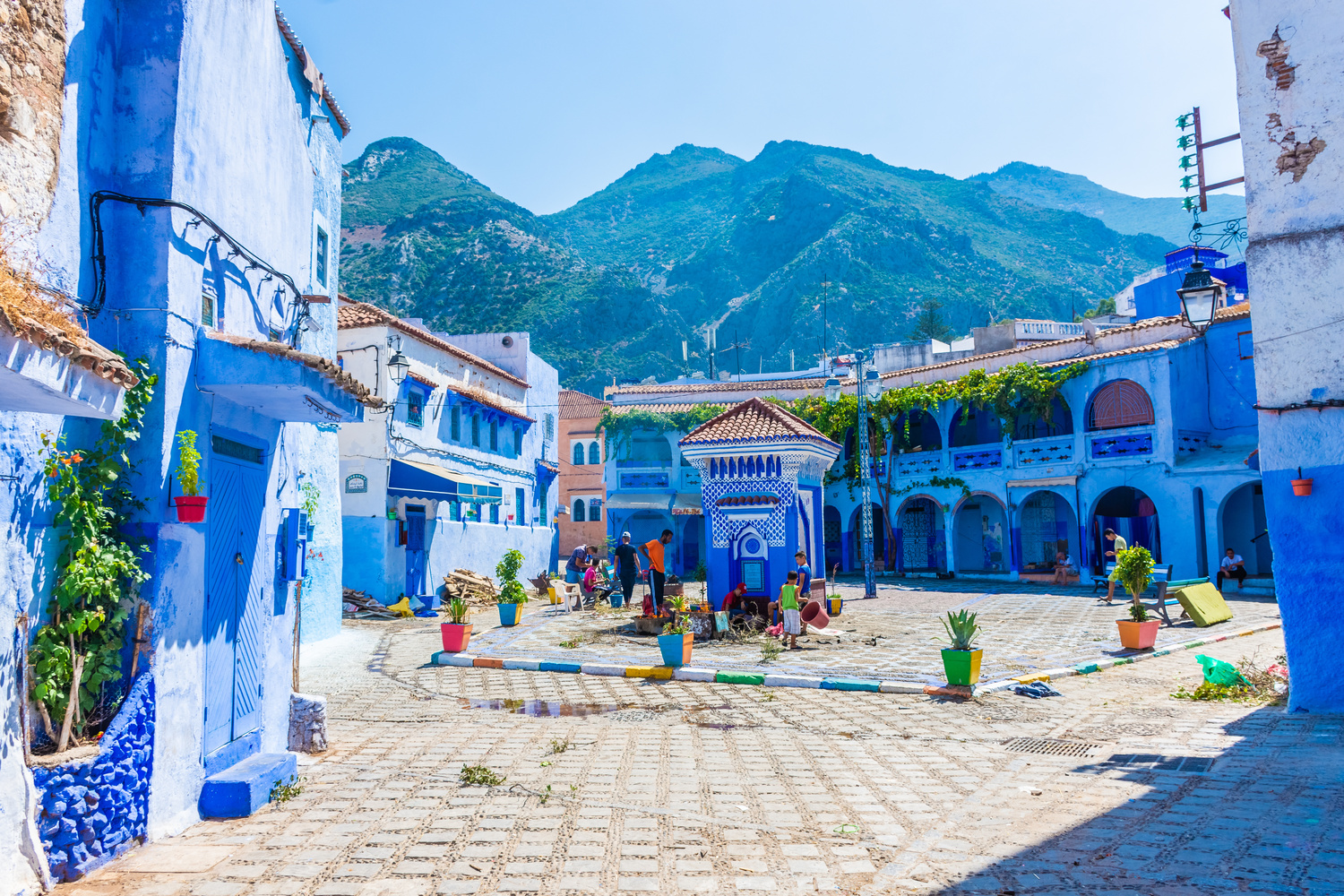 découvrez le maroc, un pays aux paysages variés, riche en culture et en histoire. explorez les souks animés de marrakech, les plages ensoleillées d'agadir et les paysages désertiques du sahara. des expériences inoubliables vous attendent, alliant traditions ancestrales et modernité.