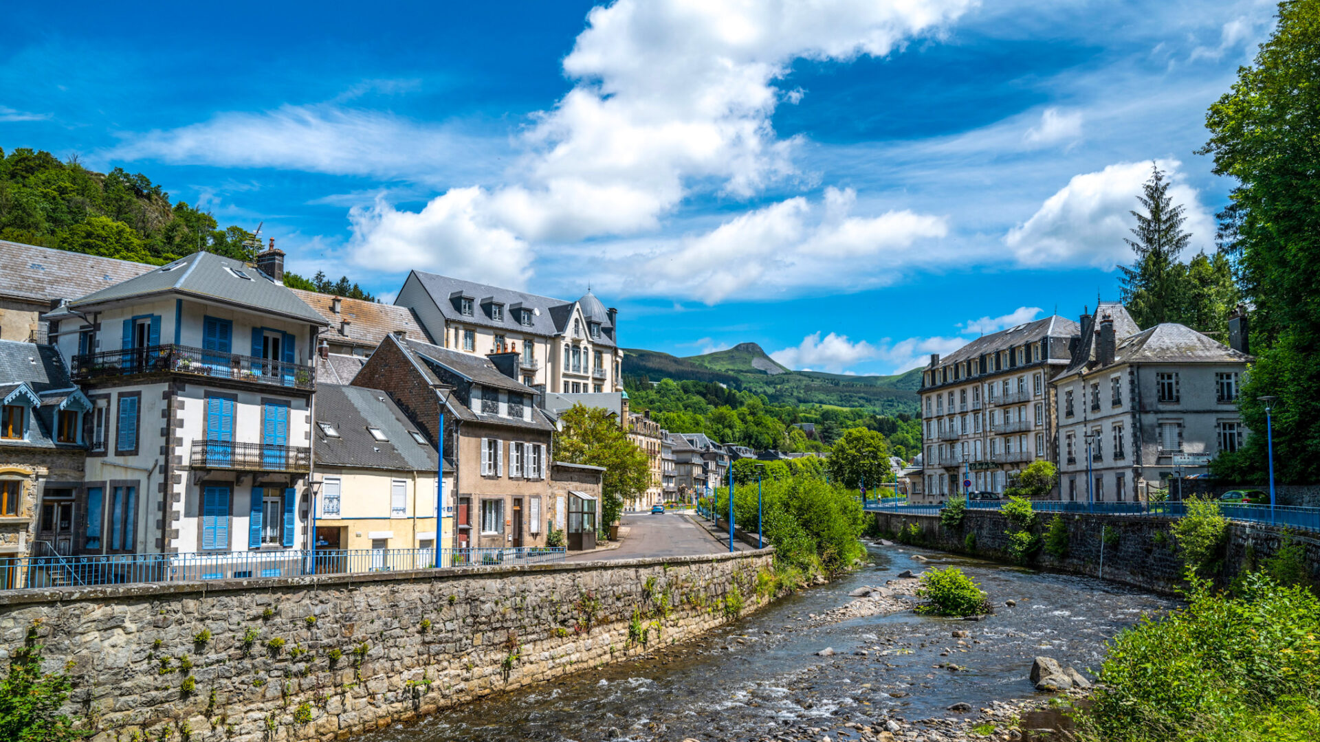 découvrez les meilleures activités d'été à la bourboule : randonnées en pleine nature, baignade dans les eaux thermales, visites culturelles et animations familiales pour un été inoubliable en auvergne.
