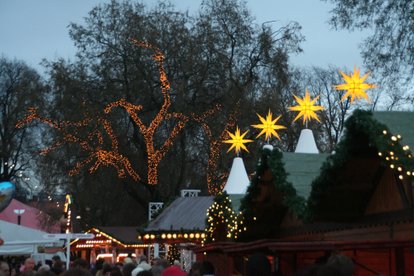découvrez l'enchantement du marché de noël d'oslo, où l'atmosphère festive prend vie à travers des chalets illuminés, des produits artisanaux locaux et des délices culinaires. plongez dans la magie de la saison en admirant les décorations scintillantes et en savourant l'esprit chaleureux des fêtes au cœur de la capitale norvégienne.