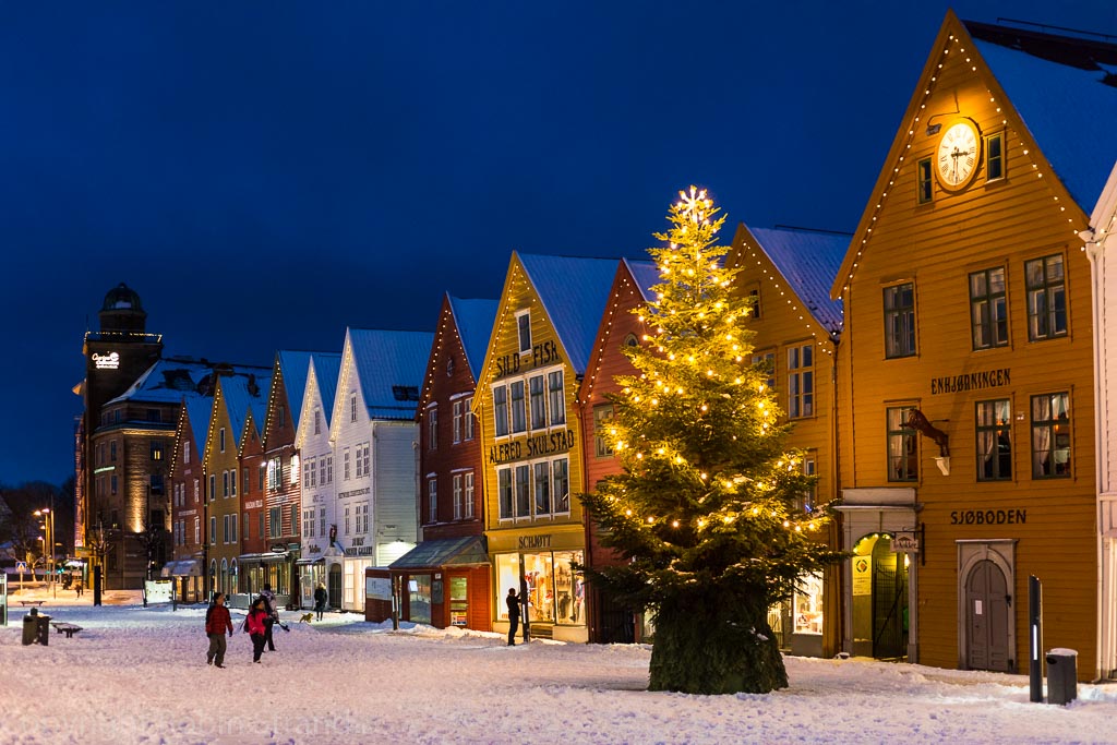 découvrez l'enchantement du marché de noël d'oslo, où l'atmosphère festive se mêle aux illuminations scintillantes et aux traditions norvégiennes. profitez des stands artisanaux, des délices culinaires et d'une ambiance chaleureuse pour célébrer la magie des fêtes.