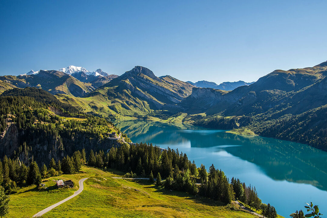 découvrez les paysages enchanteurs des alpes en été, où montagnes verdoyantes, lacs cristallins et prairies fleuries s'entrelacent pour offrir une expérience inoubliable au cœur de la nature.